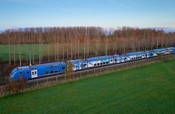 Image of the Omneo Premium Sud train in the autumn countryside 