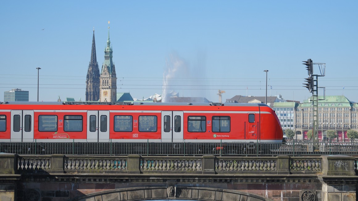 https://www.alstom.com/sites/alstom.com/files/styles/large_media_cover/public/2021/09/06/Commuter_trains_for_Hamburg.jpg?h=cac311d4&itok=j9-R4G5q