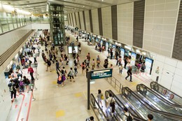 Singapore, Bishan Station : Platforms, Circle Line , people leaving and waiting the driverless metro. | Copyright/Ownership : Alstom/Arnaud Février