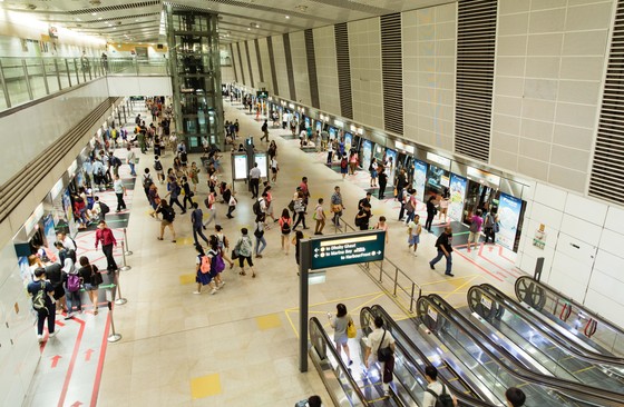 Singapore, Bishan Station : Platforms, Circle Line , people leaving and waiting the driverless metro. | Copyright/Ownership : Alstom/Arnaud Février